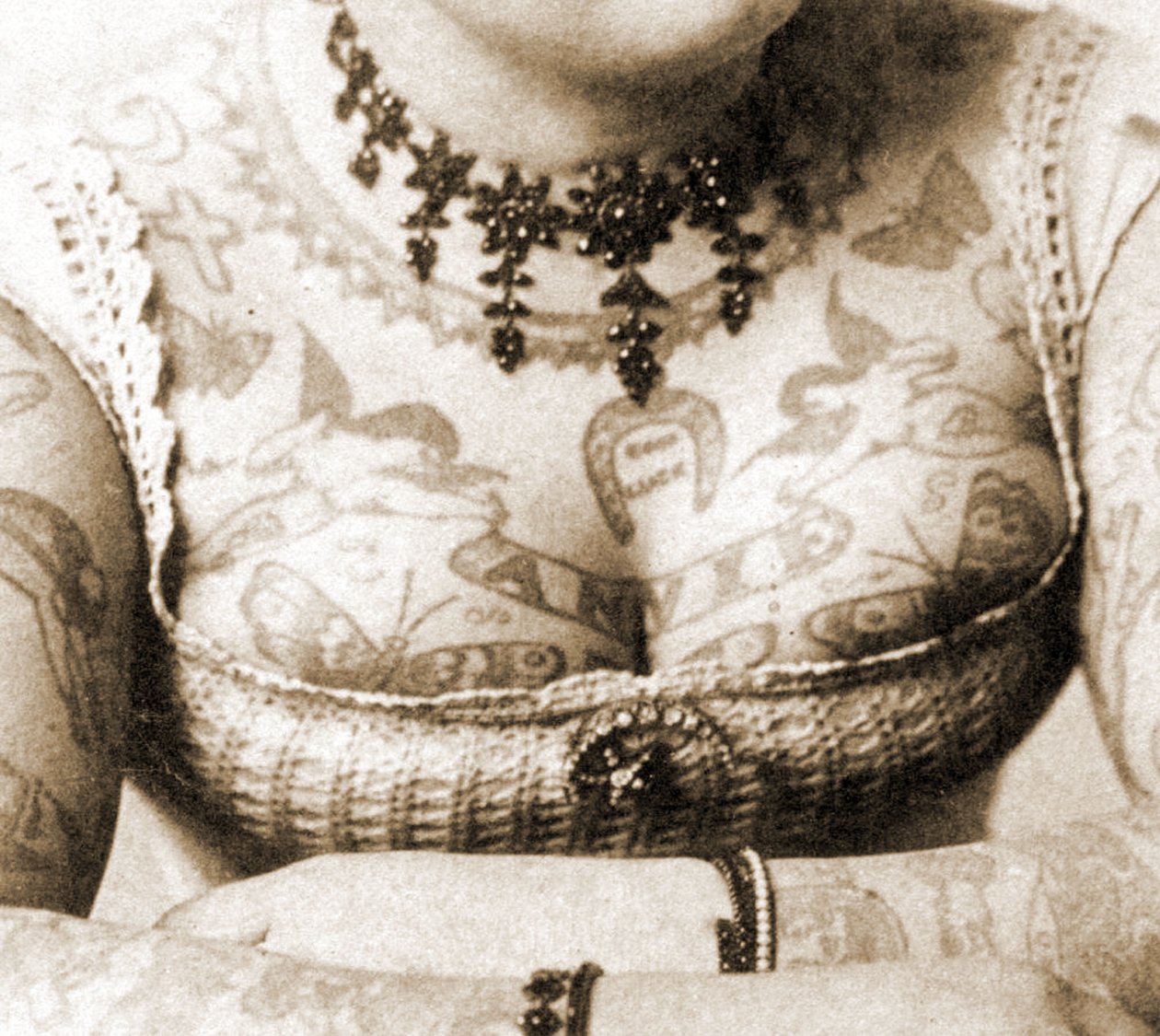 Primer plano del pecho de Annie Howard, c.1898 de Charles Eisenmann