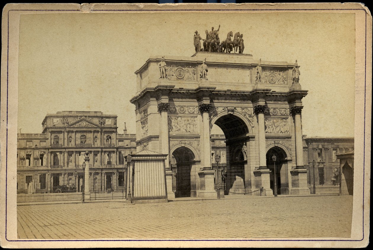 Francia, Île-de-France, París (75): El Arco del Triunfo del Carrusel con los edificios en ruinas de las Tullerías imperiales de Charles & Fontaine Pierre (1762 1853) Percier