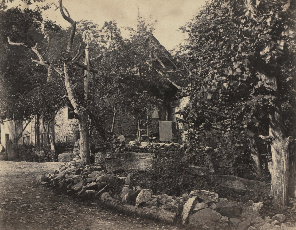 Escena rural con edificio de piedra y cruz, c. 1857 de Charles Fortunat Paul Casimir Perier