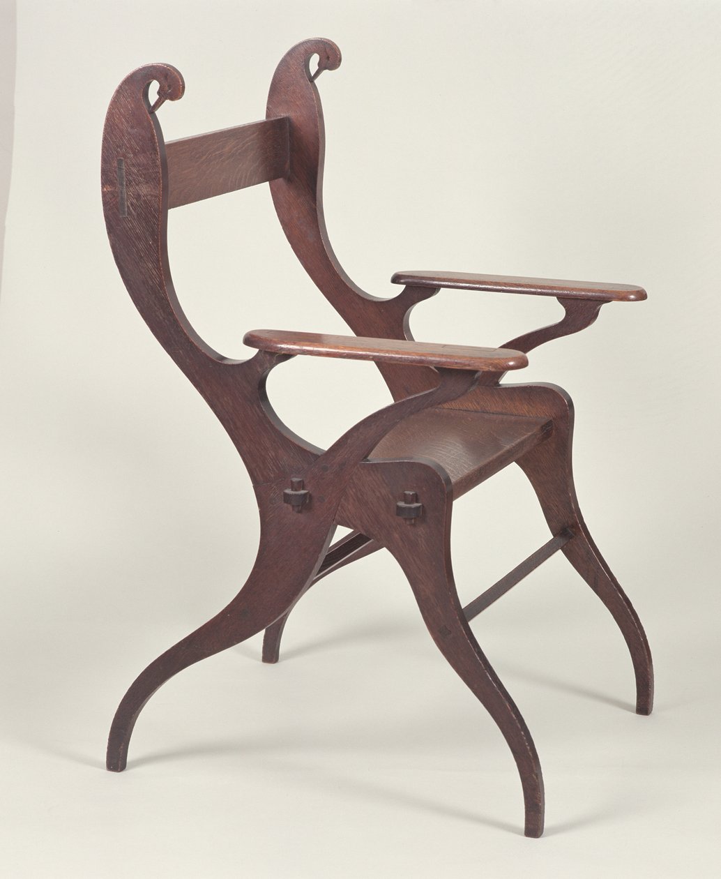 Sillón o silla cisne diseñada por C.F.A. Voysey en 1883-5, hecha c.1898 de Charles Francis Annesley Voysey