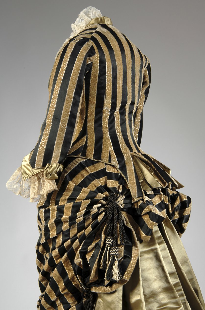 Vestido de noche, c.1884 (vista parcial oblicua trasera). Satén de seda y terciopelo cortado, encaje, borlas y flecos de hilo de seda. Charles Frederick Worth, Francia. de Charles Frederick Worth