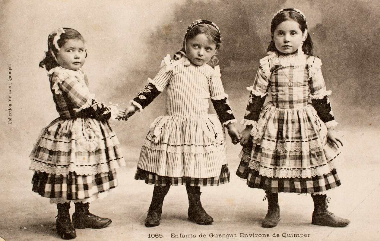 Niños de Guengat, Finisterre, Bretaña, Francia de Augustus Kollner