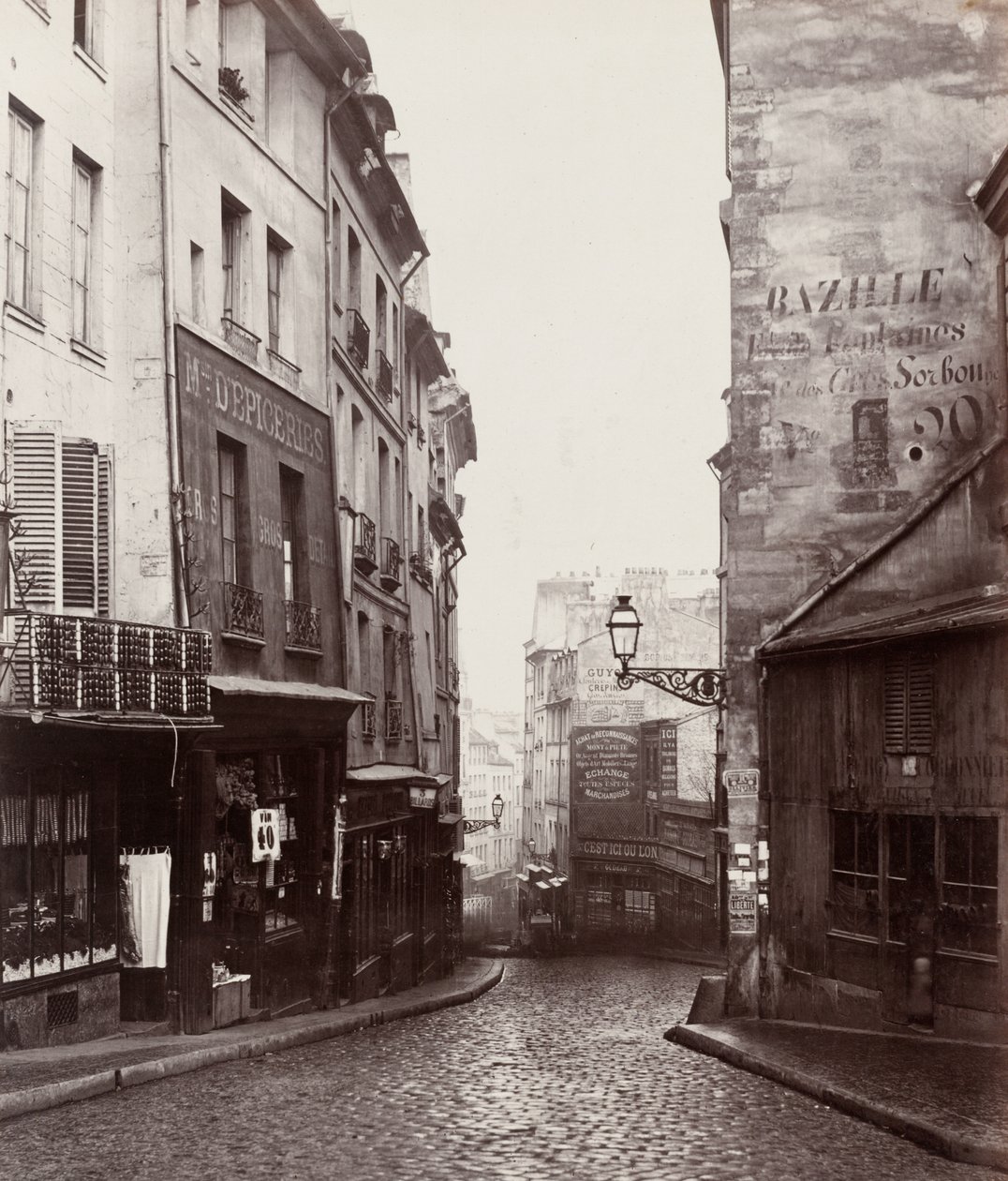Rue de la Montagne-Sainte-Geneviève prés de carrefour de la rue LaPlace (Calle de la Montaña-Santa Genoveva cerca del cruce de la calle LaPlace) de Charles Marville