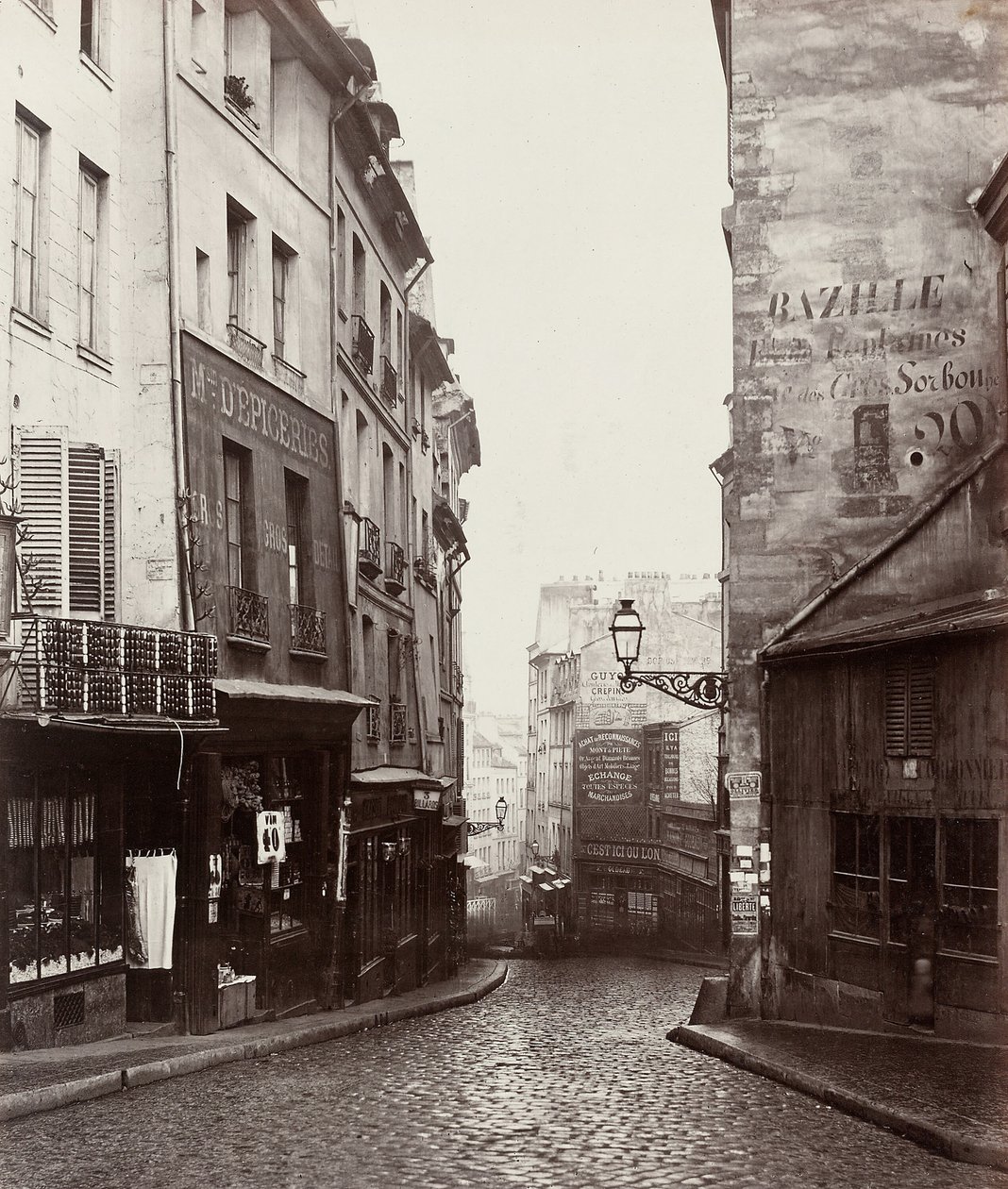 Rue de la Montagne-Sainte-Geneviève cerca de la intersección de Rue LaPlace..., 1865-69 de Charles Marville