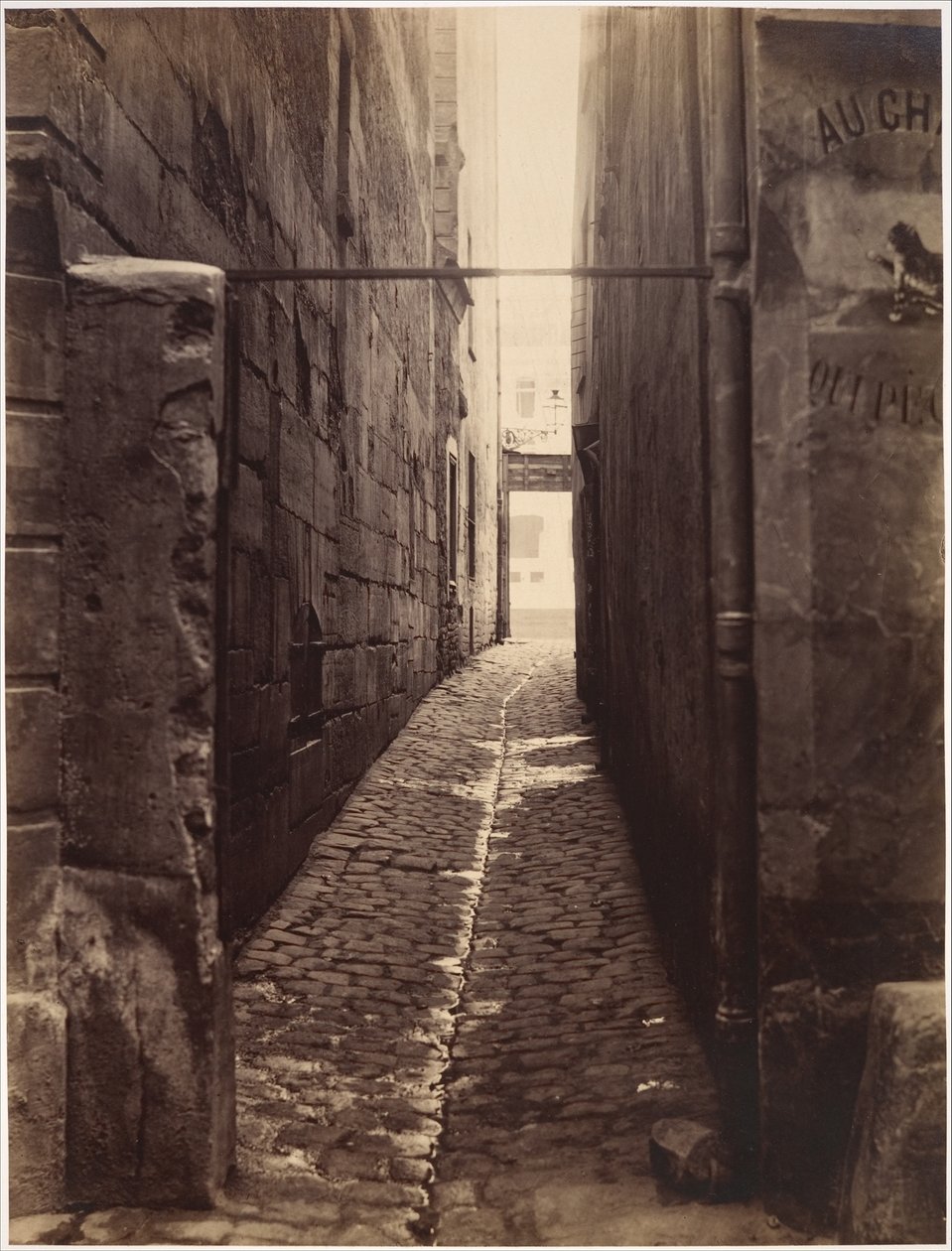 Rue du Chat-qui-Pêche (desde la Rue de la Huchette) de Charles Marville