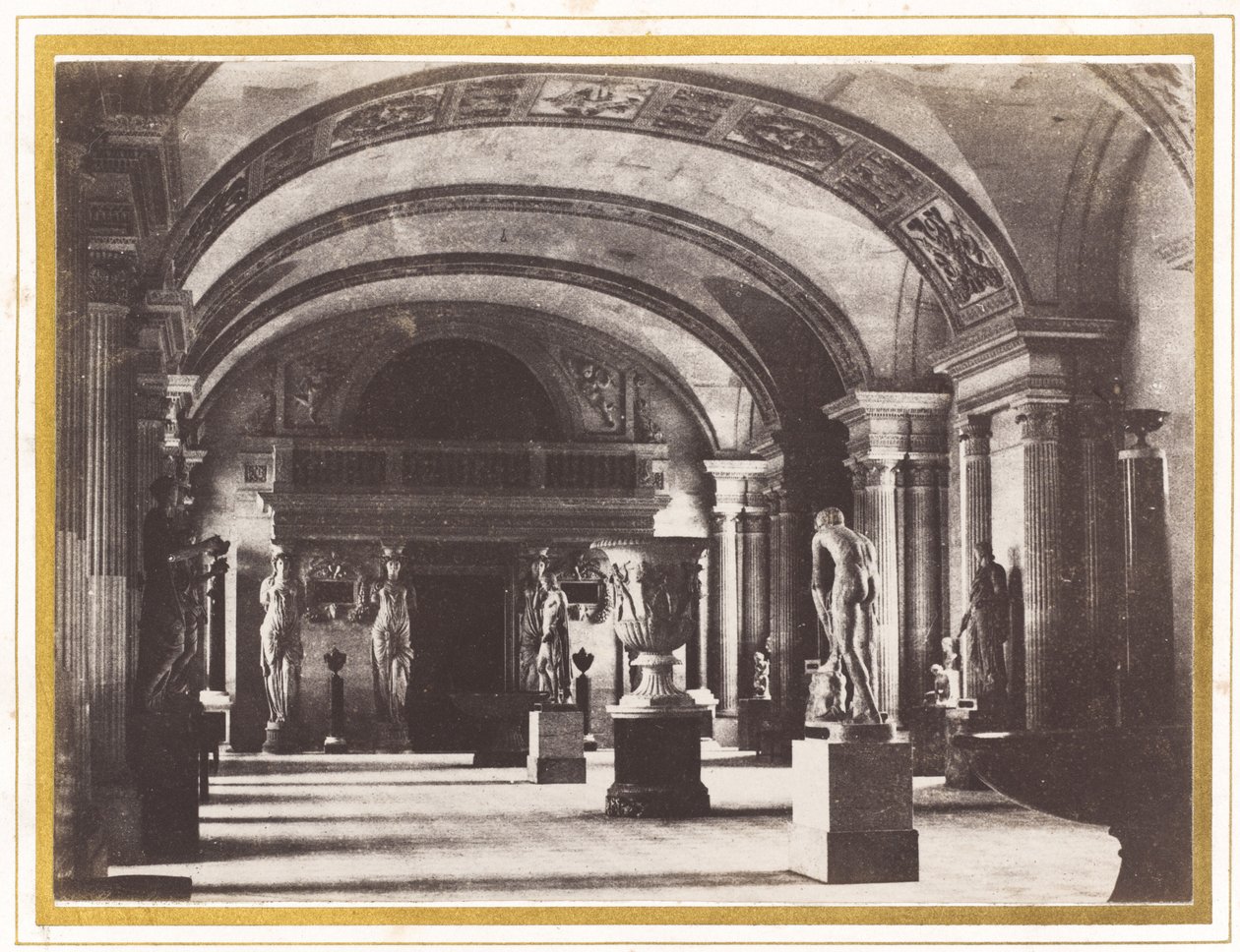 Salle des Cariatides, en el Museo del Louvre, c. 1851 de Charles Marville