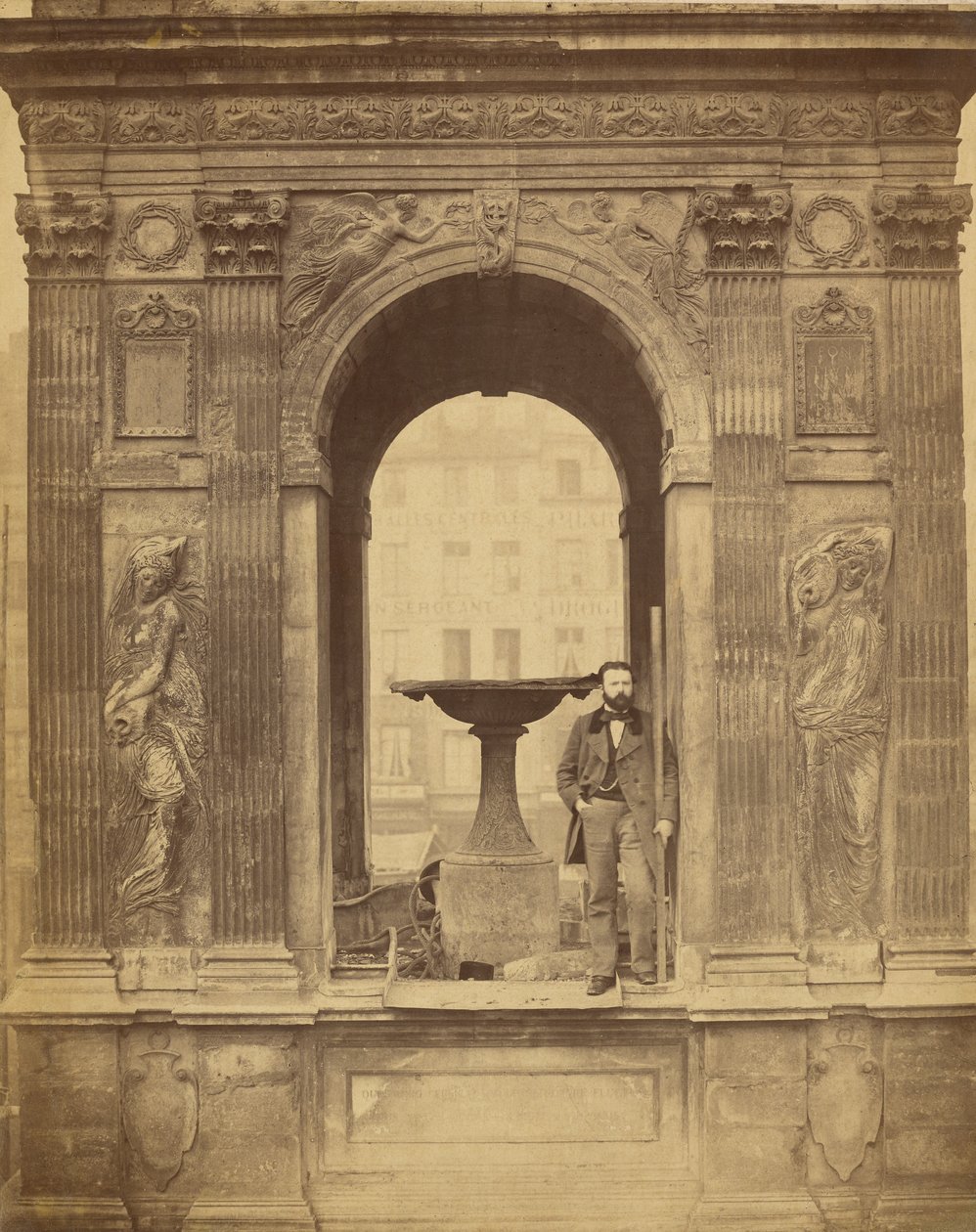 [Hombre no identificado posando en la Fontaine des Innocents] de Charles Marville
