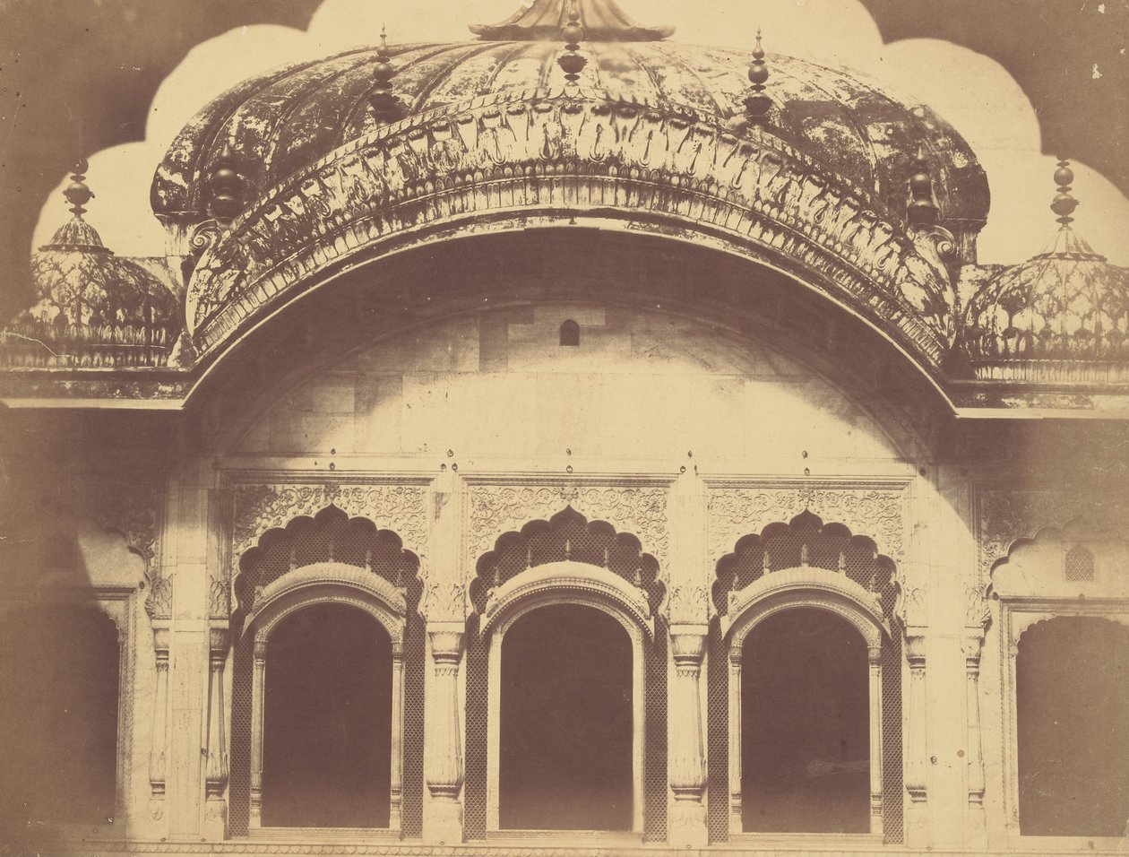 Exterior del Trono de Cristal en el Dewan-i-Khas de Charles Moravia