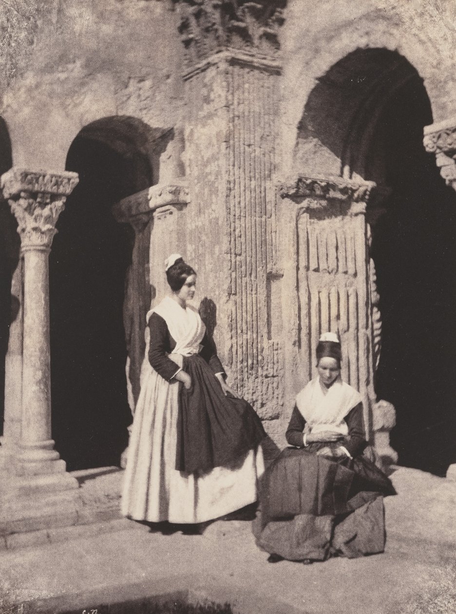 Mujeres de Arles en el claustro de Saint-Trophime (Mujeres de Arles en el claustro de Saint-Trophime) de Charles Nègre