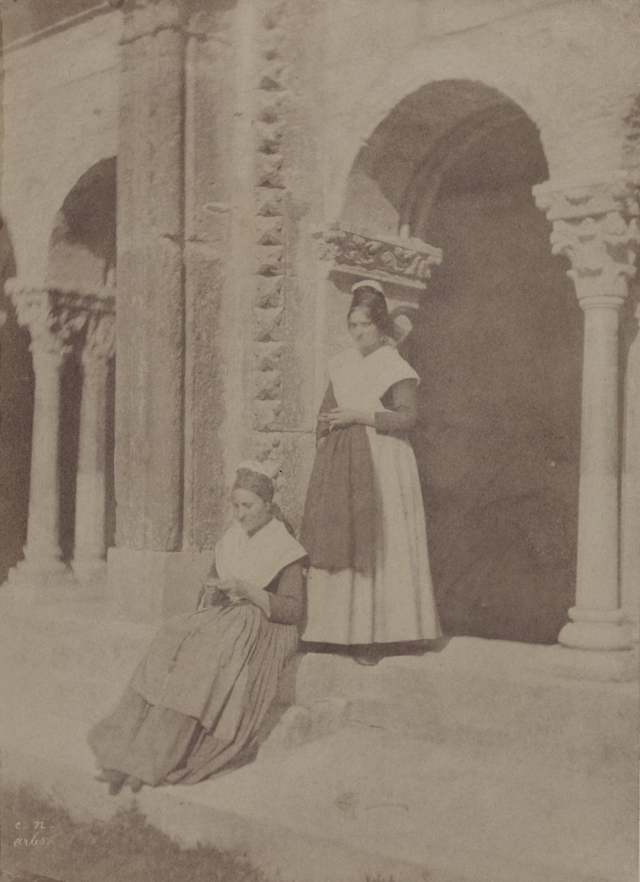 Arlesianas en el claustro de Saint-Trophime «Arles» de Charles Nègre