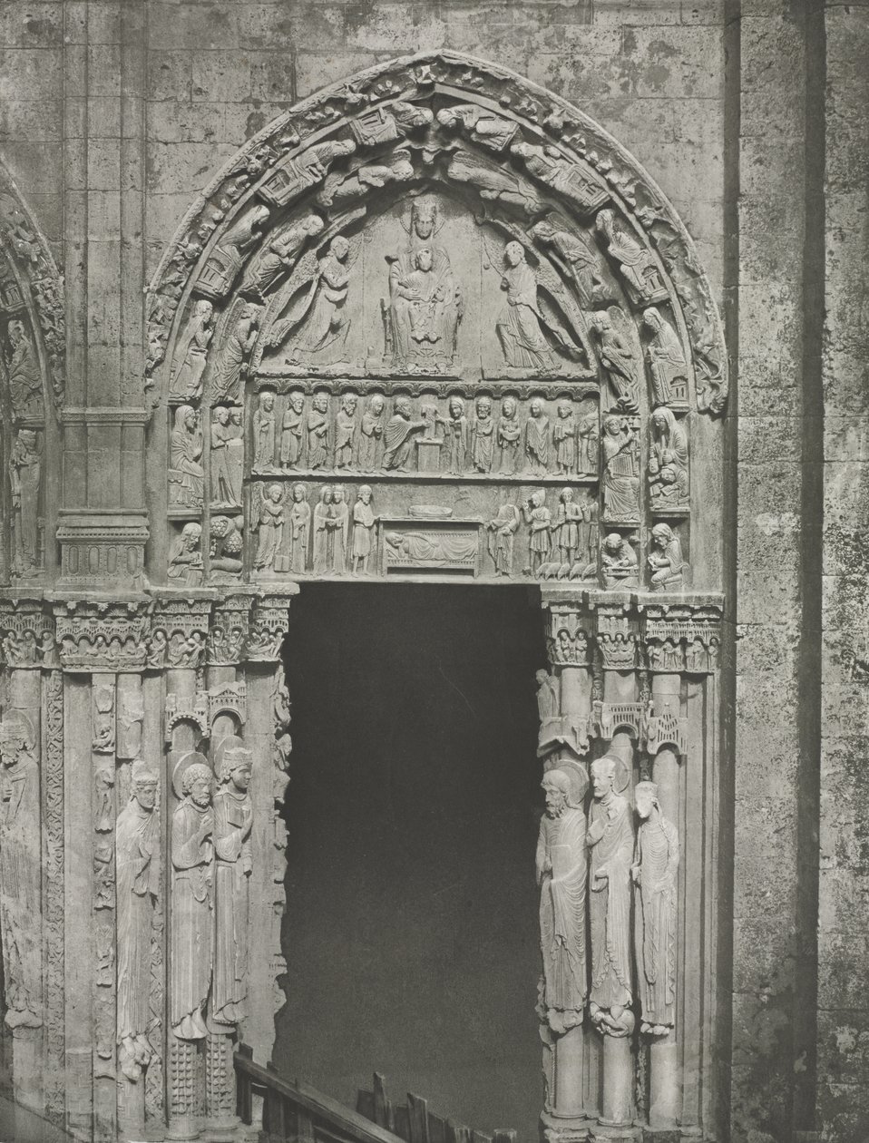 Catedral de Chartres: Puerta derecha del Portal Real con Nuestra Señora de Chartres de Charles Nègre