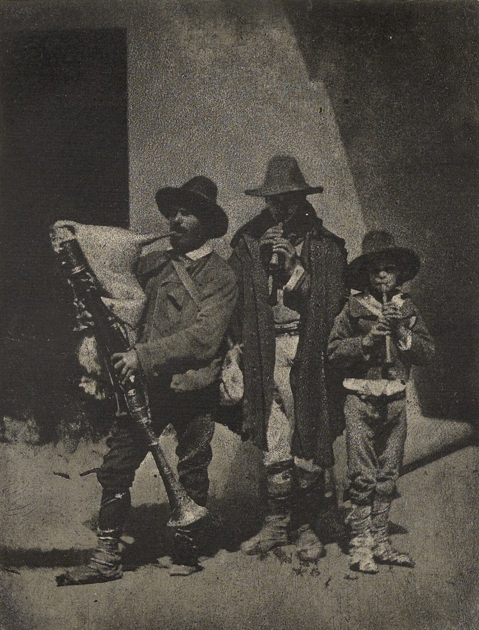 [Grupo de tres músicos callejeros italianos frente al 21, Quai Bourbon, París] de Charles Nègre