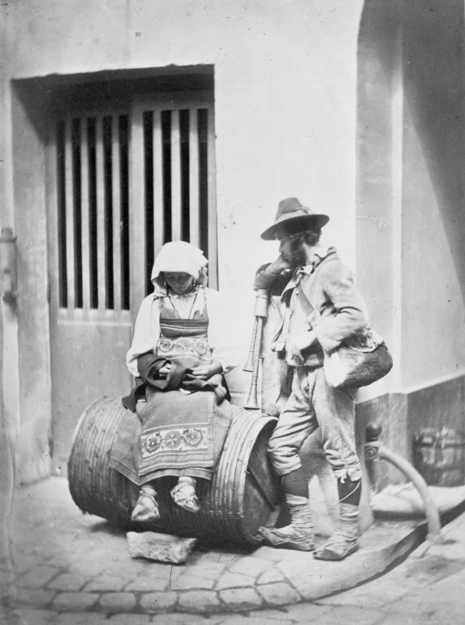 Músicos callejeros italianos a la entrada del número 21 del Quai de Bourbon de Charles Nègre
