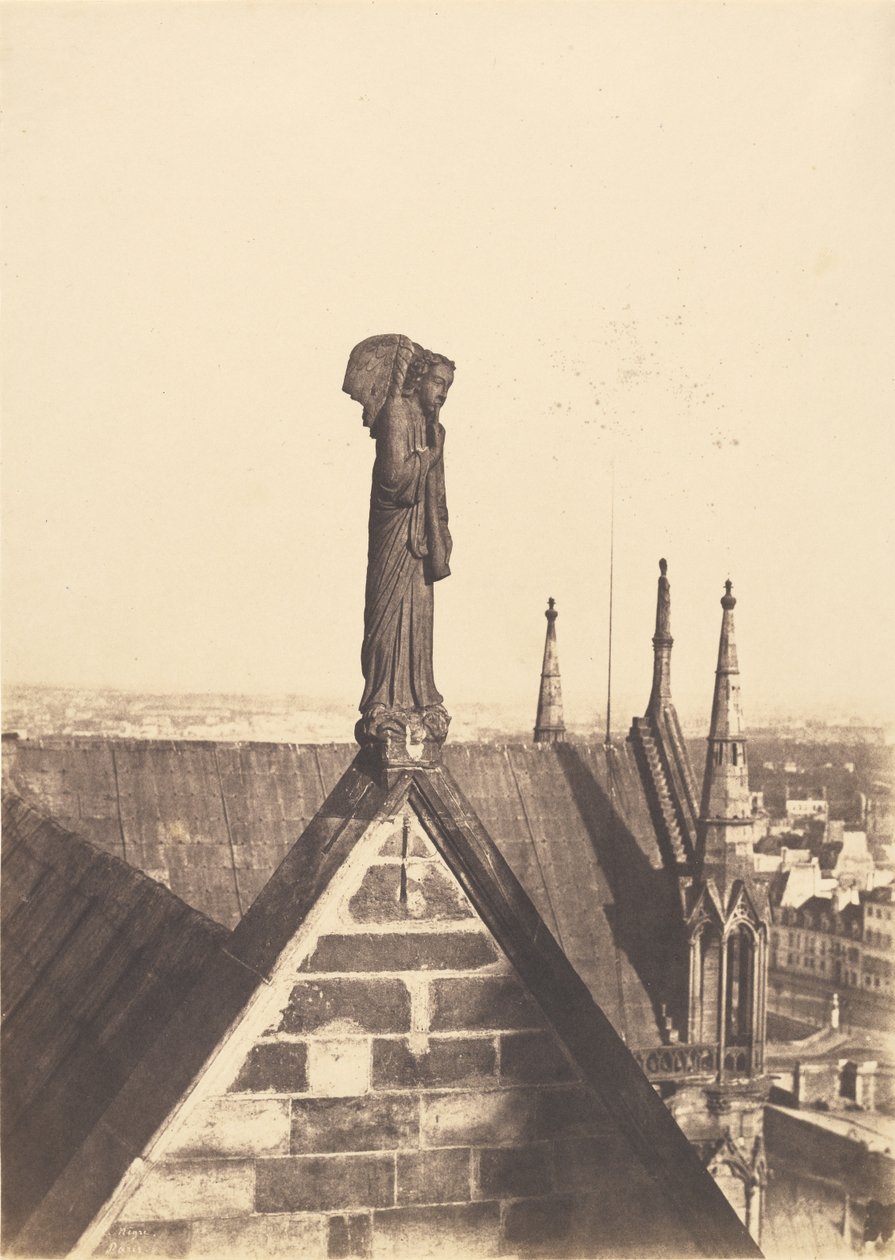 [El ángel de la Resurrección en la azotea de Notre-Dame, París] de Charles Nègre