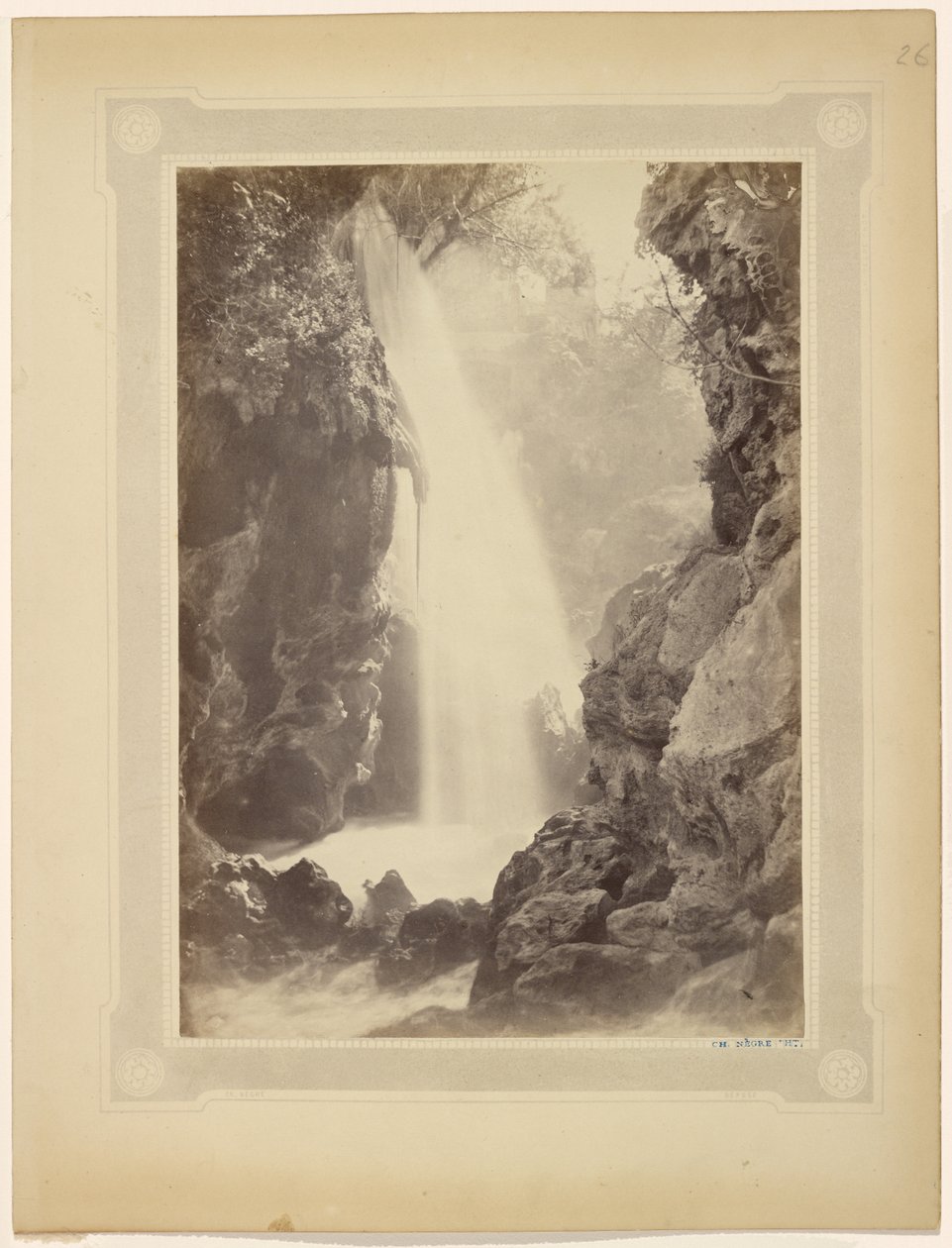 Cascada y rocas, sur de Francia de Charles Nègre
