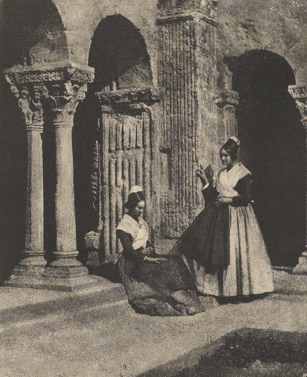 [Mujeres de Arlés en el claustro de Saint-Trophime] de Charles Nègre