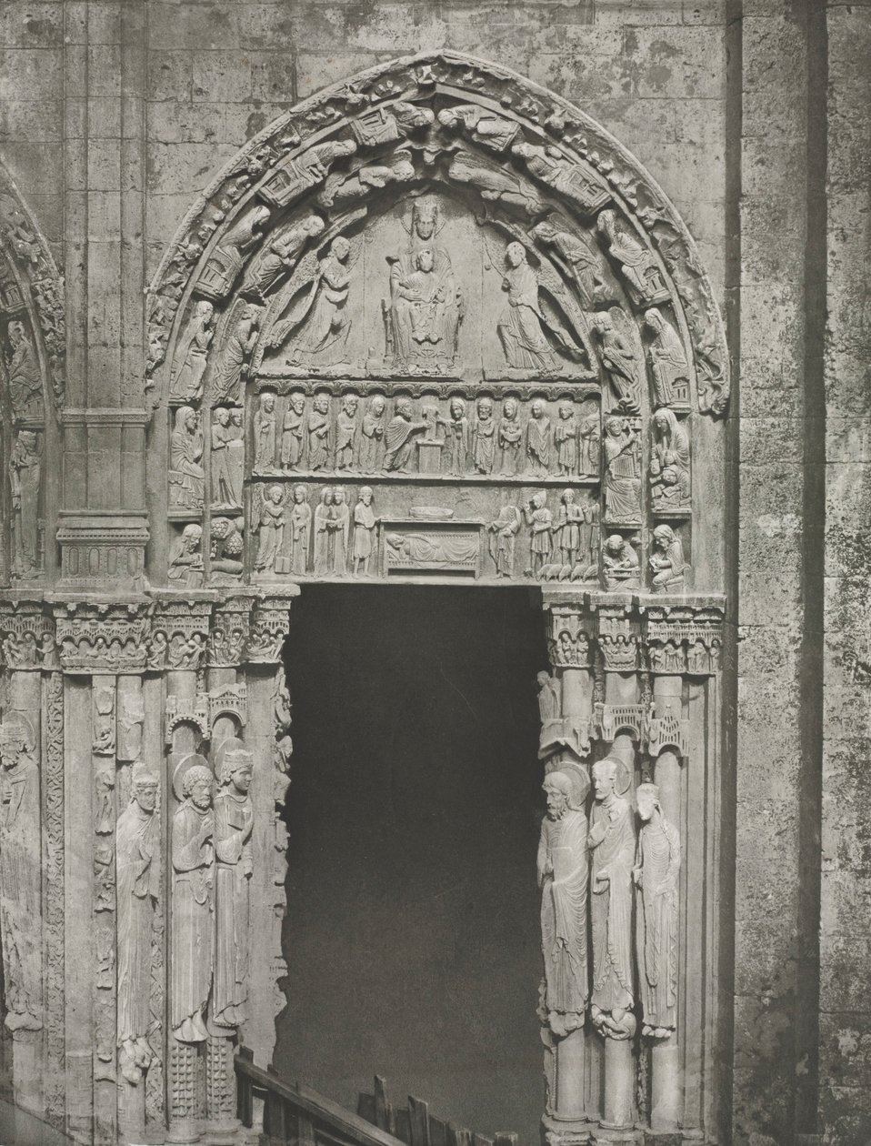 Catedral de Chartres: Puerta derecha del Portal Real con Nuestra Señora de Chartres de Charles Nègre