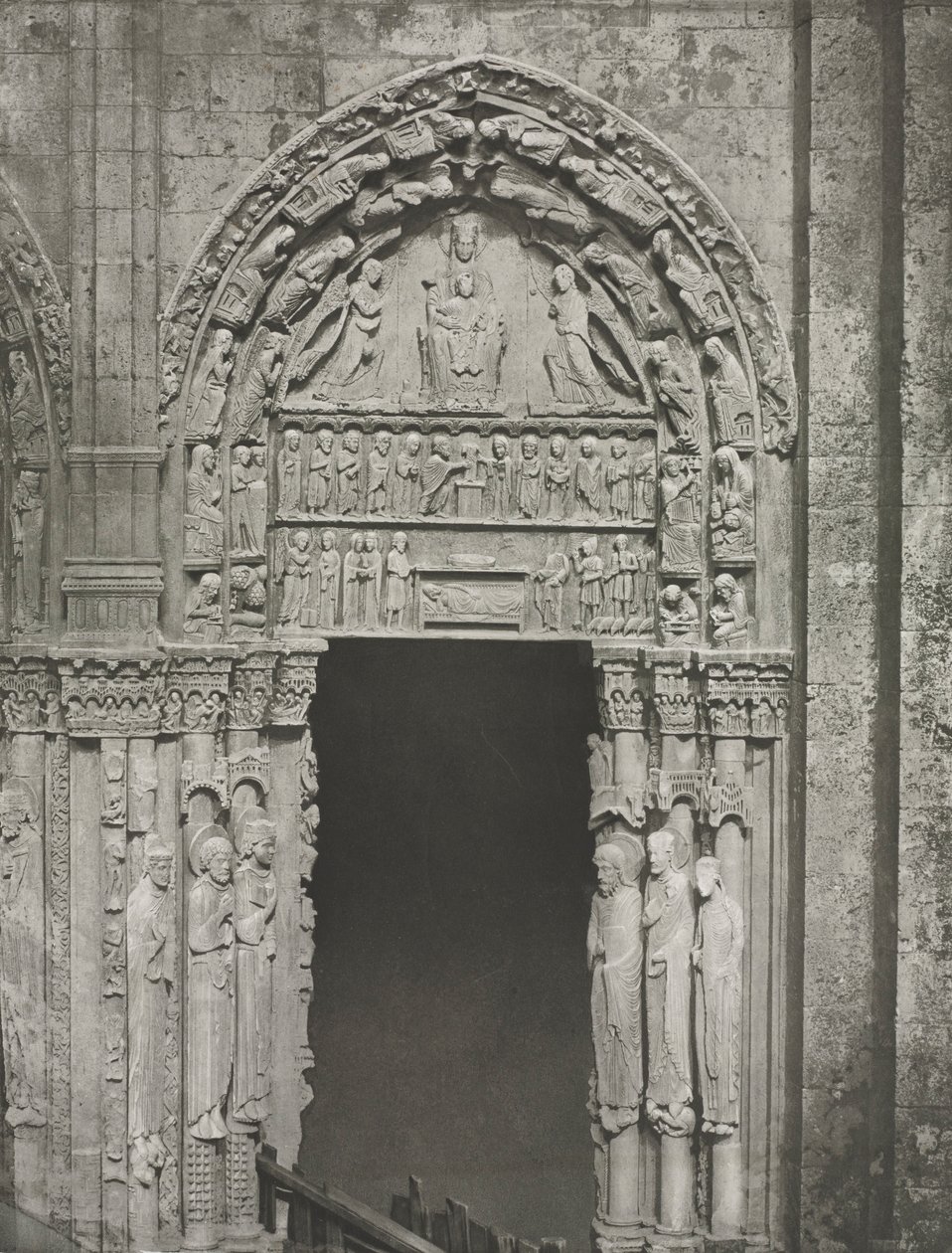 Catedral de Chartres: Puerta derecha del portal real con Nuestra Señora de Chartres, 1857 de Charles Nègre