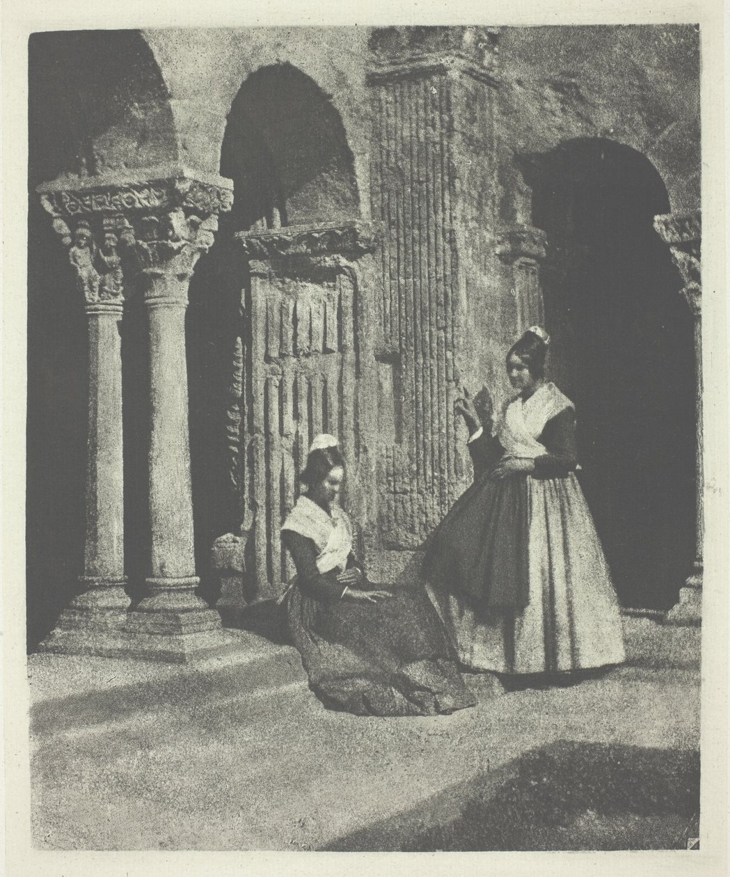 Dos mujeres de Arles en el claustro de Saint-Trophime en Arles de Charles Nègre