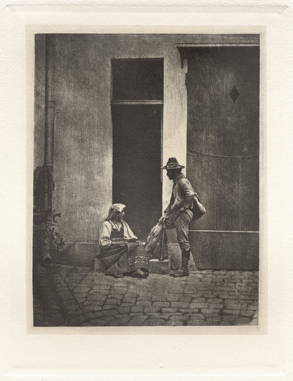 Planche IV - Pifferaro Debout et Paysanne Italienne Assise, dans la Cour du 21 Quai Bourbon (Plancha IV - Pifferaro de pie y campesino italiano sentado, en la Corte del 21 Quai Bourbon),1854, impreso en 1982 (foto) de Charles Nègre