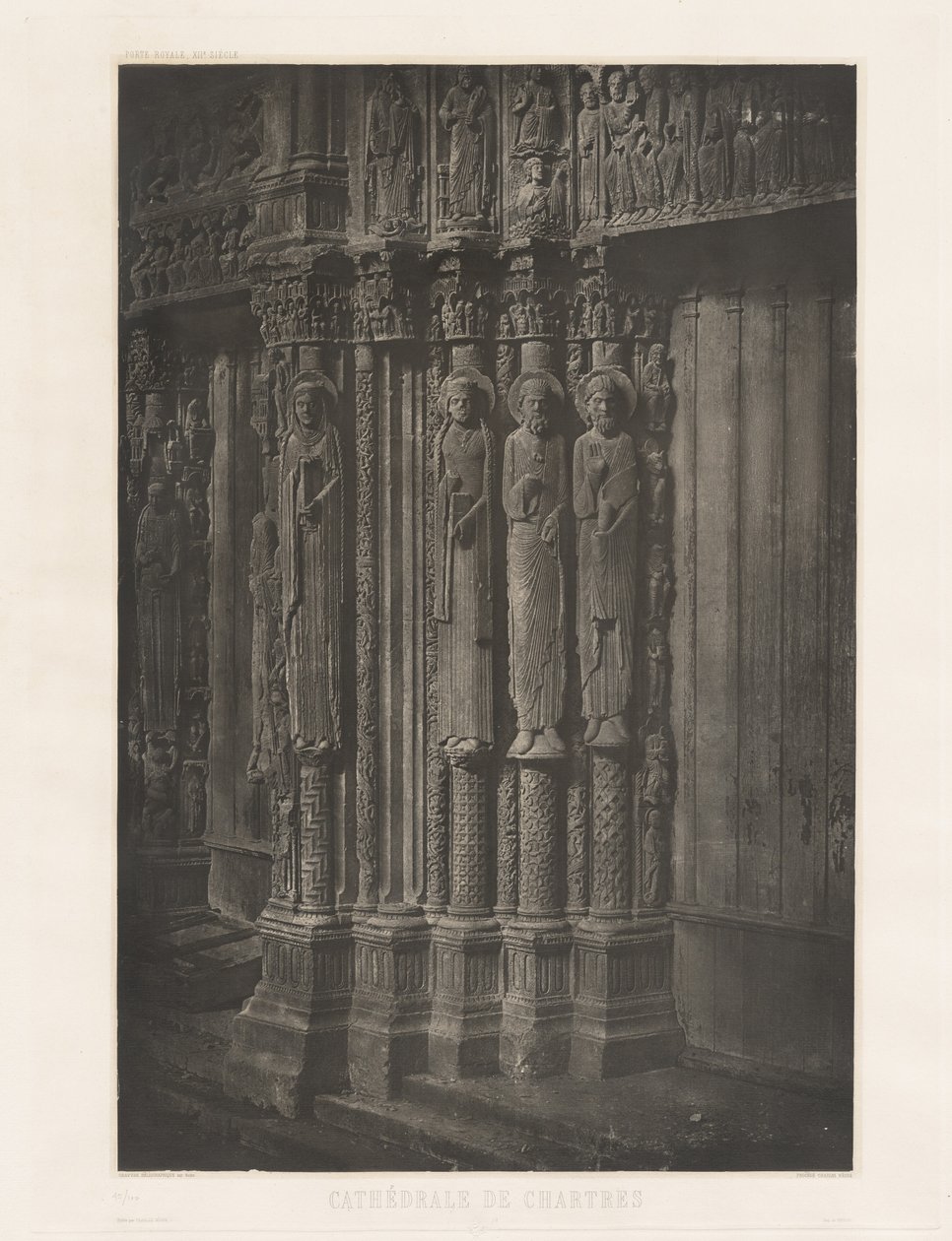 Planche XIII - Cathédrale de Chartres, Statues Colonnes de la Porte Centrale du Portail Royal (Placa XIII - Catedral de Chartres, estatuas-columnas de la puerta central de la entrada real),1855, impreso en 1982 (foto) de Charles Nègre