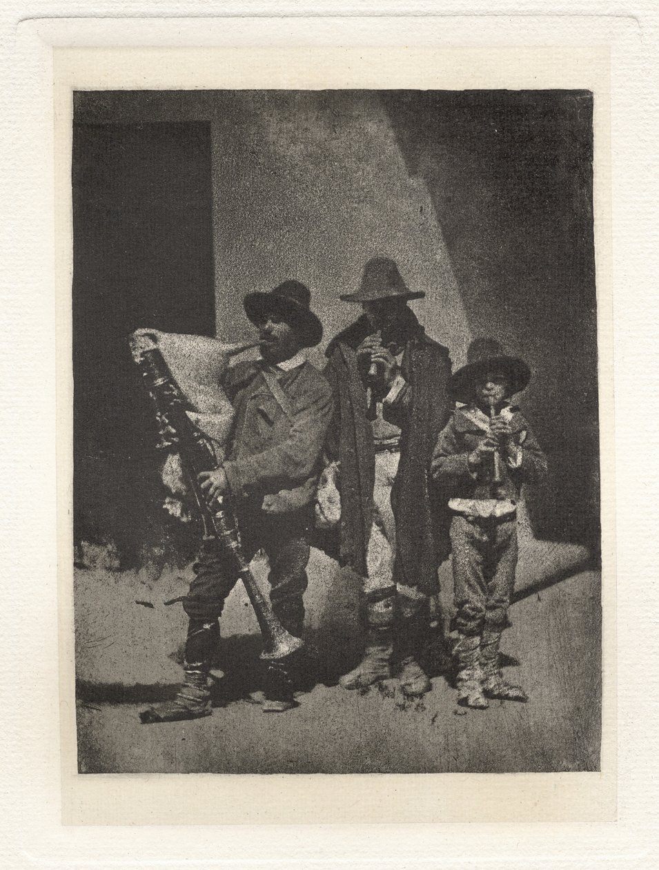 Plancha III – Grupo de tres pifferari de pie, en el patio del 21 Quai Bourbon de Charles Nègre, André Jammes