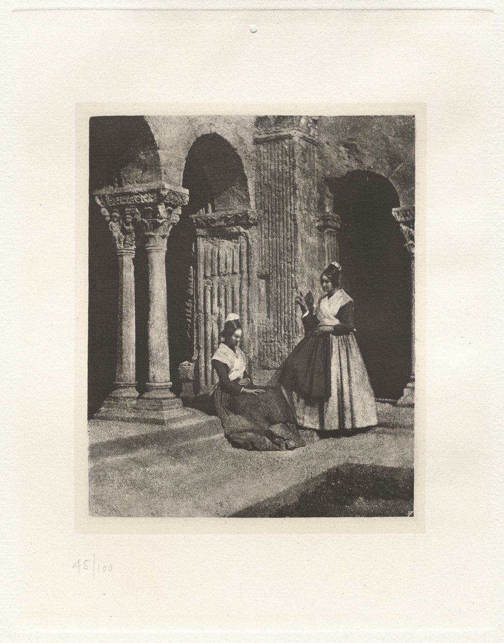 Plancha II – Dos Arlesianas en el Claustro de Saint-Trophime de Arles de Charles Nègre, André Jammes