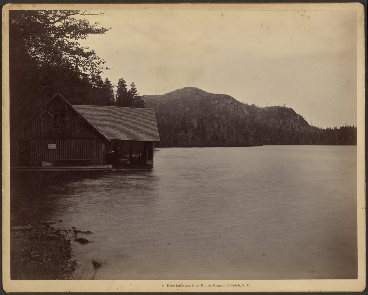 Echo Lake y Boat House, Franconia Notch, Nuevo Hampshire de Charles P. Hibbard