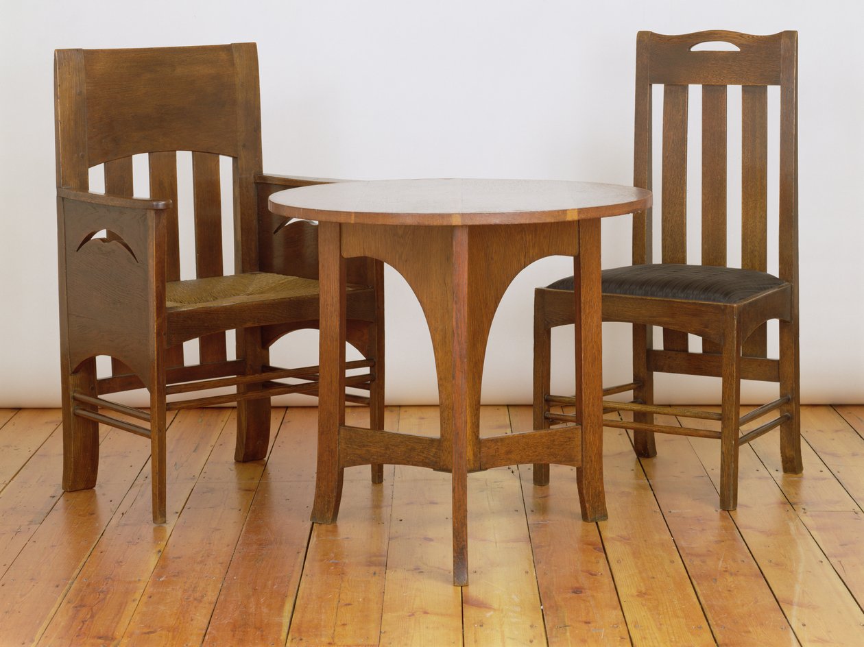 Un sillón, hecho para la Sala de Almuerzo, y silla de comedor, 1897, de las Salas de Té de Argyle Street de Miss Cranston, Glasgow, y una mesa ocasional hecha para la Sala de Billar en Buchanan St de Miss Cranston de Charles Rennie Mackintosh
