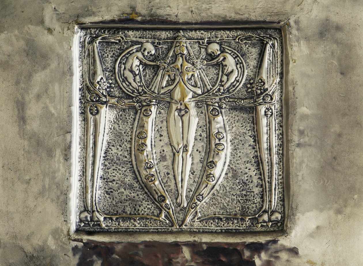 Bajo relieve, detalle de la decoración de la chimenea, dormitorio de Charles Rennie Mackintosh, Reino Unido, siglo XX de Charles Rennie Mackintosh