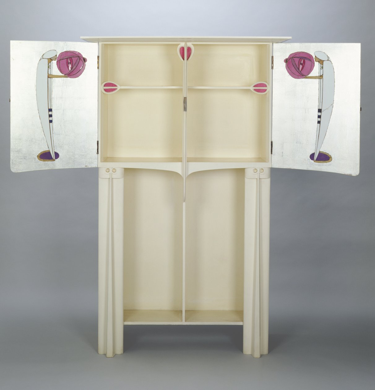Gabinetes, hechos para 14 Kingsborough Gardens, Glasgow, 1902; dos figuras en las puertas laterales con capa árabe y turbante sosteniendo linternas de Charles Rennie Mackintosh