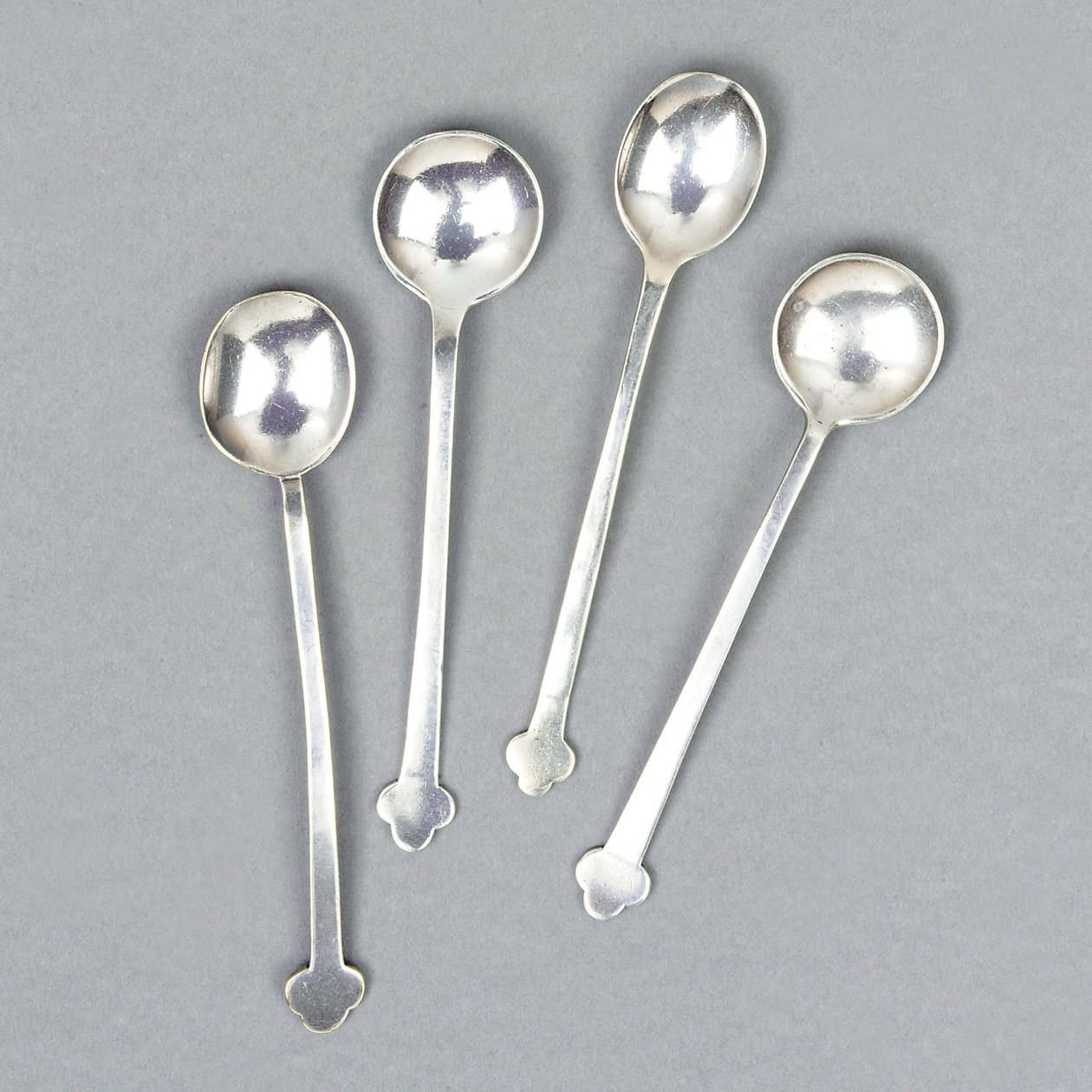 Cuatro cucharas para los Salones de Té de Miss Cranston de Charles Rennie Mackintosh