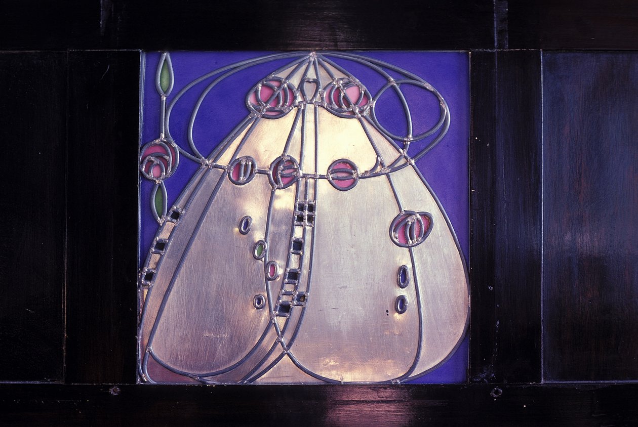 Mobiliario diseñado para No. 120 Mains Street, Glasgow, Gabinete negro con placa incrustada, 1904 de Charles Rennie Mackintosh
