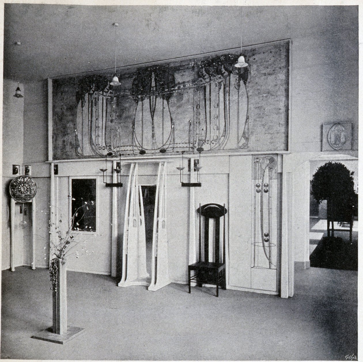Vista interior de un salón de arte decorativo en Viena, circa 1900 (decoración y muebles de Charles Rennie y Margaret MacDonald Mackintosh) de Charles Rennie Mackintosh