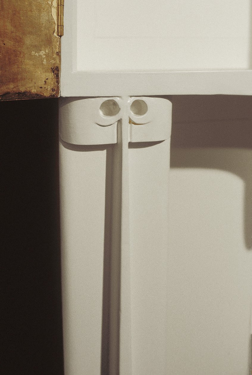 Gabinete blanco diseñado para la Sra. Rowat, 1902 de Charles Rennie Mackintosh