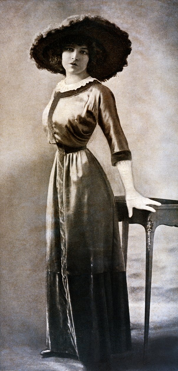 Retrato de Emilie Bouchaud, en la cintura de Polar Wasp, hacia 1909 (foto b/n) de Charles Reutlinger