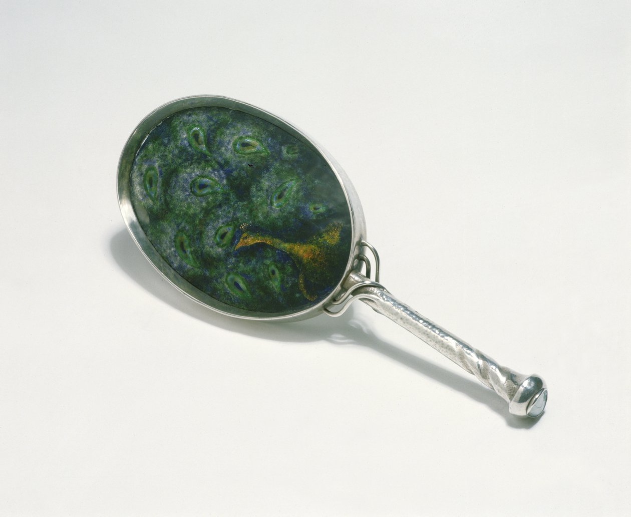 Espejo de mano diseñado por Ashbee con diseño de pavo real esmaltado por William Mark, hecho por el gremio de Artesanía, 1903 de Charles Robert Ashbee