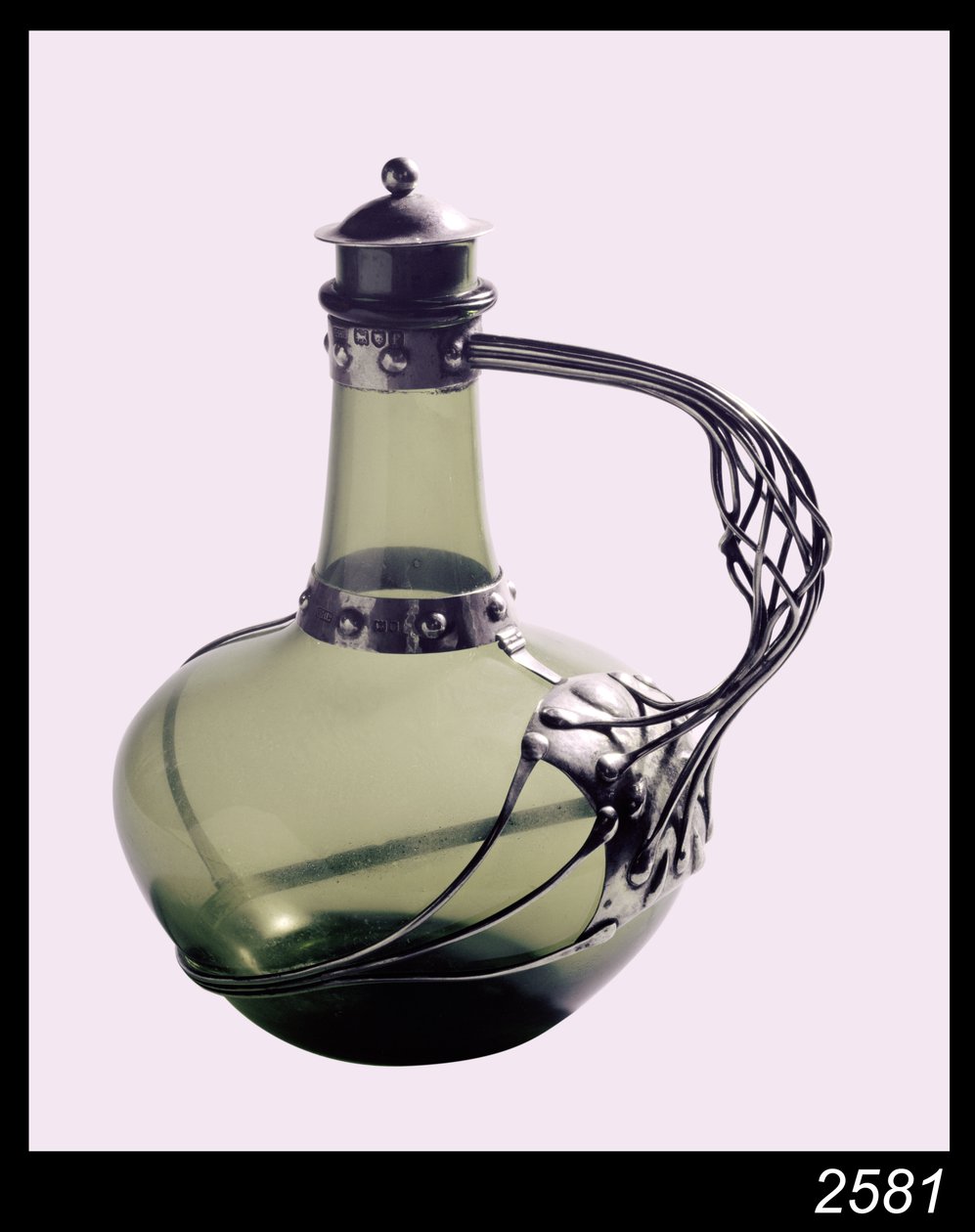 Decantador de vidrio verde con montura de plata con marca del fabricante para el Guild of Handicraft, 1901 de Charles Robert Ashbee