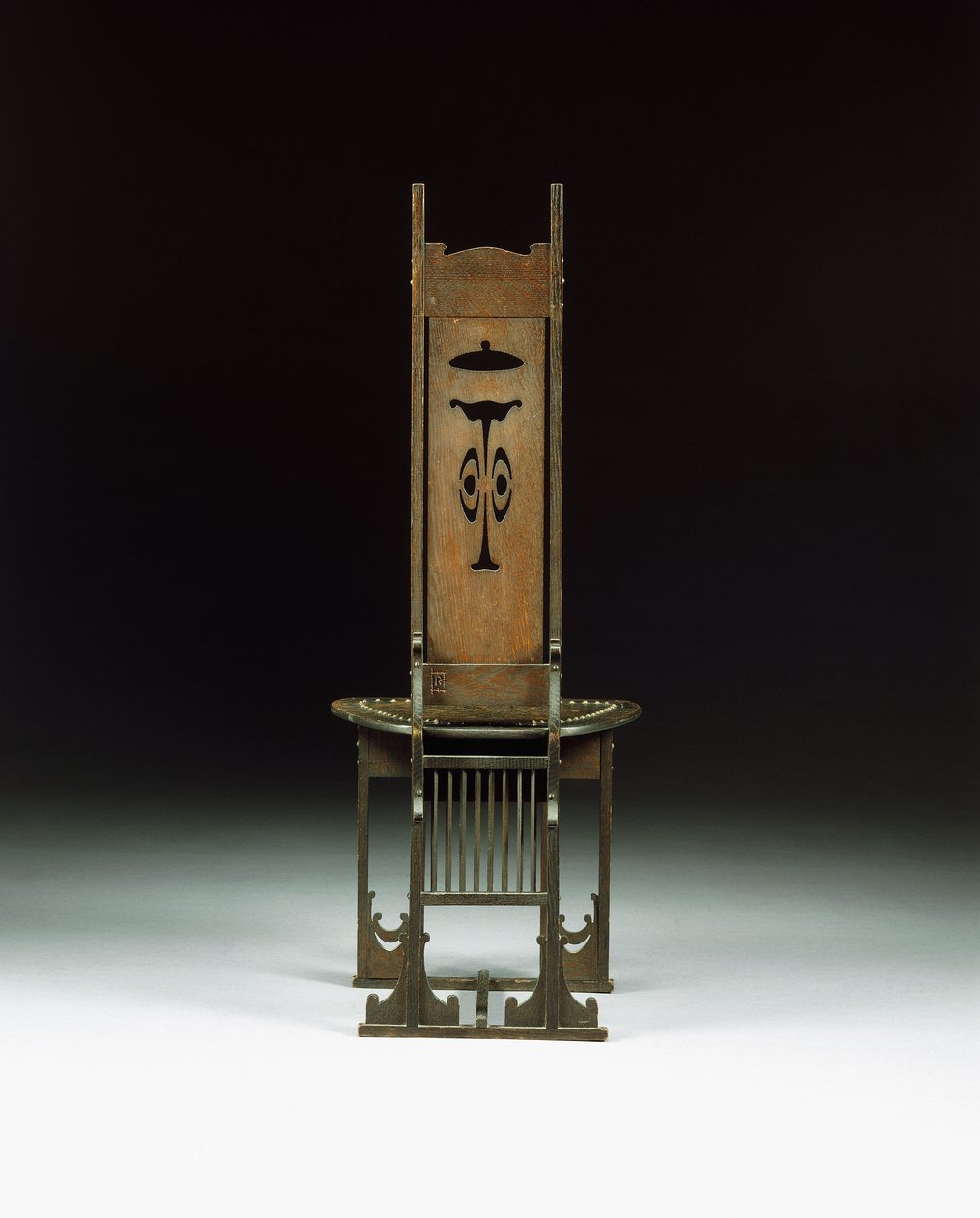 Una silla lateral, con diseño perforado, c.1899 de Charles Rohlfs