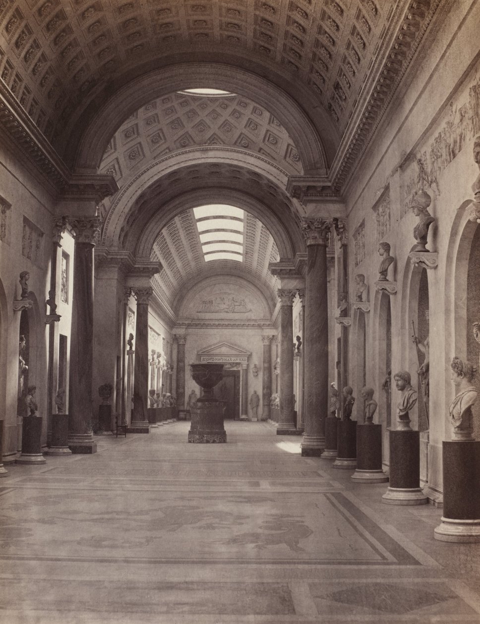 Vaticano: Galerie Nuovo Braccio, c.1860 (impresión a la albúmina a partir de un negativo al colodión) de Charles Soulier