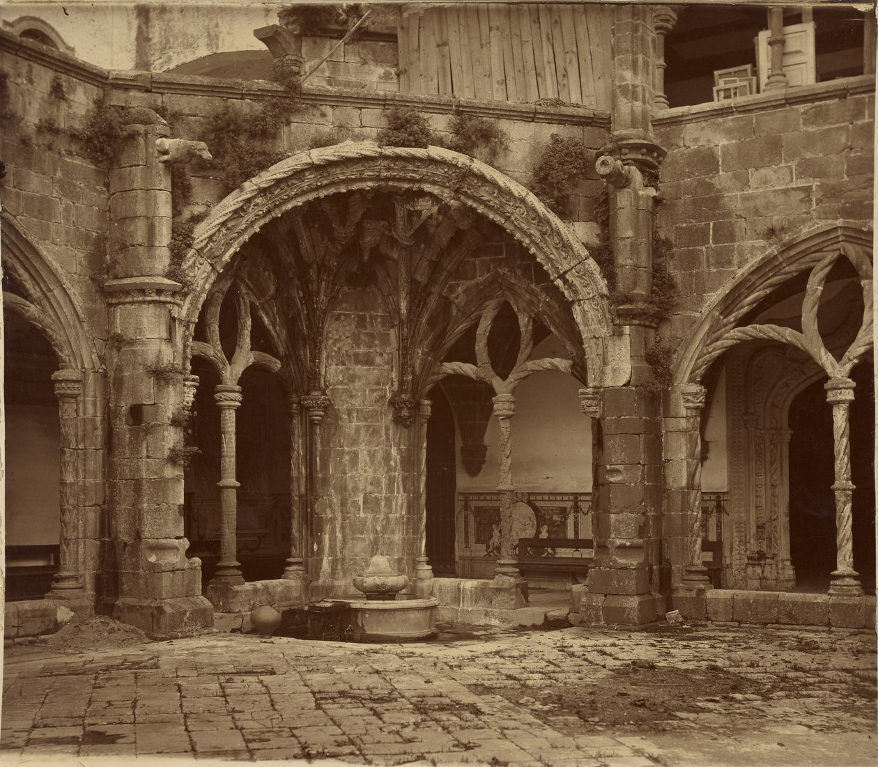 [Claustro del Silencio, monasterio de Santa Cruz de Coimbra] de Charles Thurston Thompson