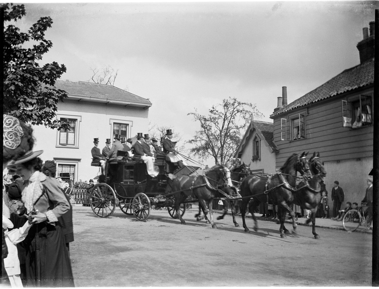Un coche tirado por caballos pasando por un grupo de cabañas, Autoridad del Gran Londres de Charles William Prickett