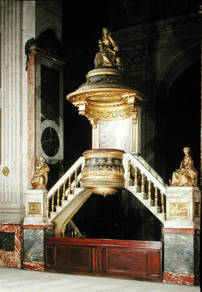 Púlpito con figuras doradas de Fe y Esperanza por Guesdon y Caridad por Dumont de Charles de Wailly