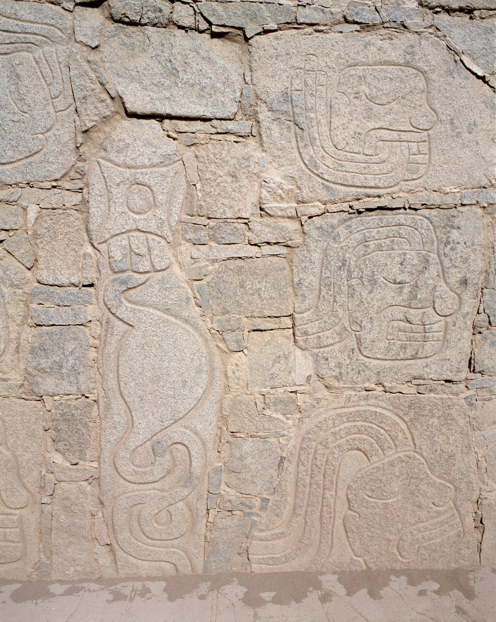 Arte precolombino: relieve en ruinas, siglo IX a.C. (fotografía) de Chavin Chavin