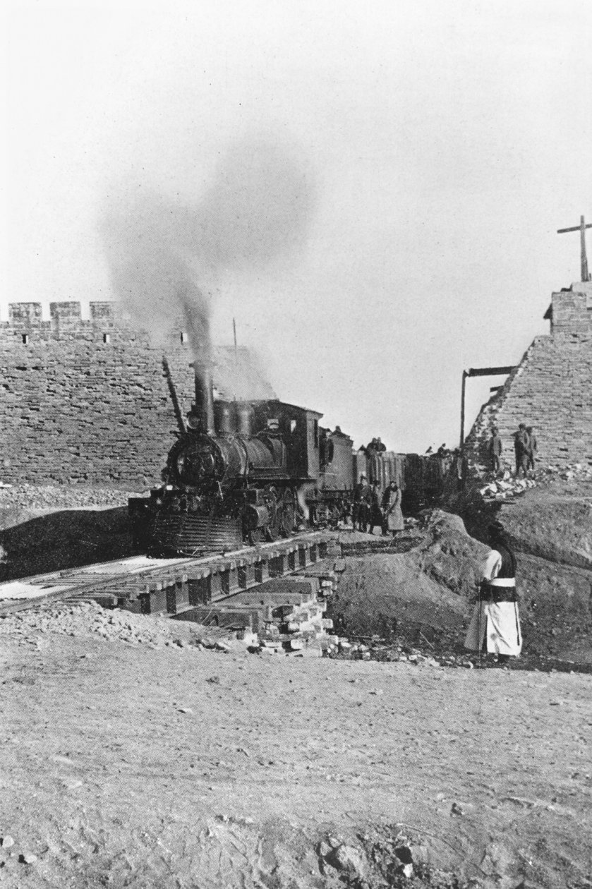 Primer tren pasando por el muro de Pekín, China, c.1900 de Chinese Photographer