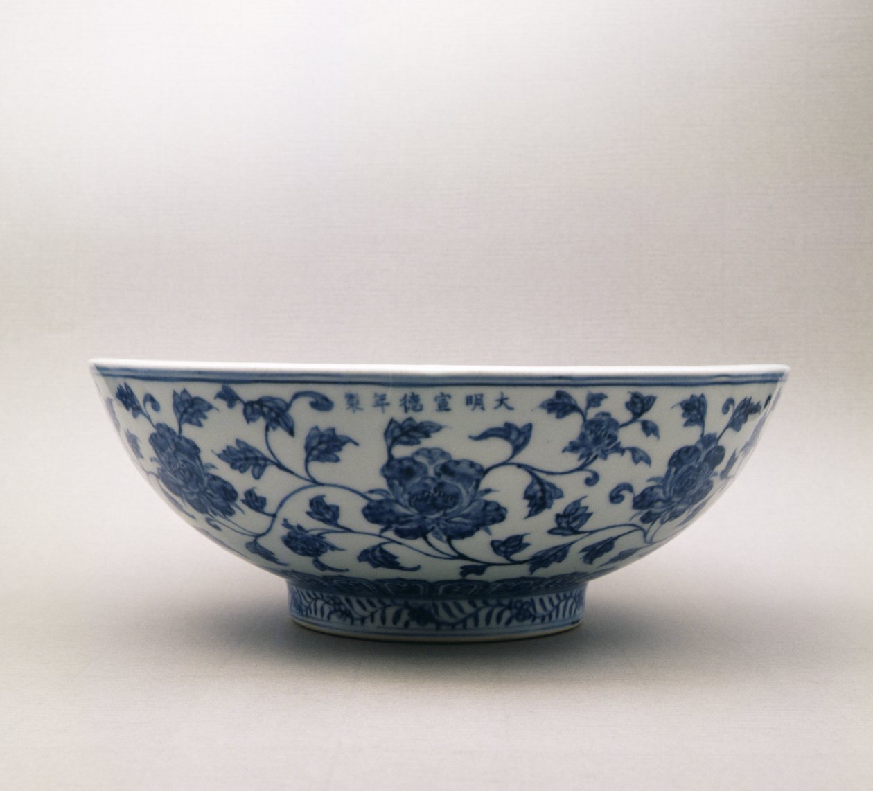 Cuenco azul y blanco con decoración floral con la marca de reinado de Hsuan Te, 1426-35, Dinastía Ming, 1368-1644 de Chinese School