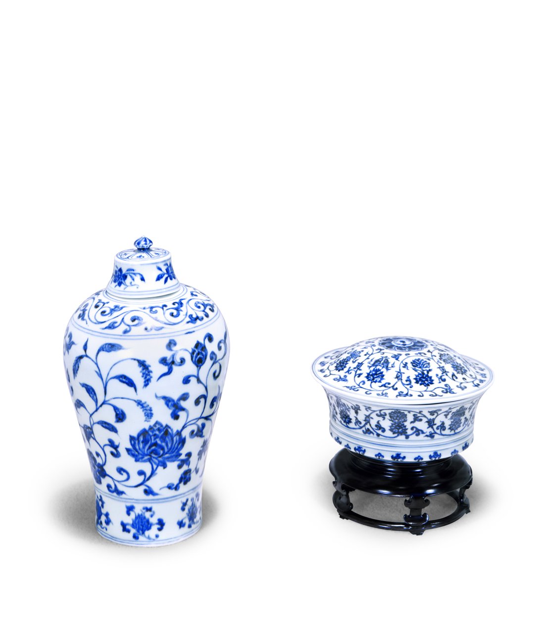 Tazón cubierto azul y blanco, decorado con rollos de loto y 8 emblemas budistas, con marca de Yuande; Meiping azul y blanco con tapa, decorado con loto y plantas acuáticas, período Yung-lo de Chinese School