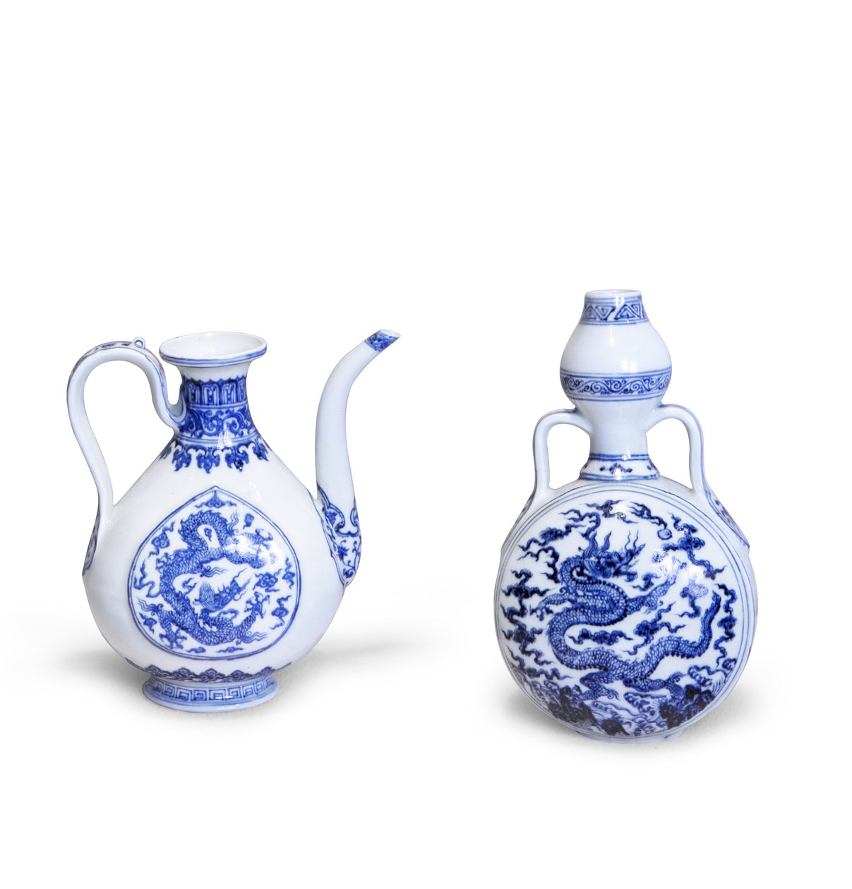 Frasco lunar azul y blanco con dragones y una jarra azul y blanca de forma metálica del Cercano Oriente, ambos con peonía floreciente, período Hung-wu, 1368-98 de Chinese School