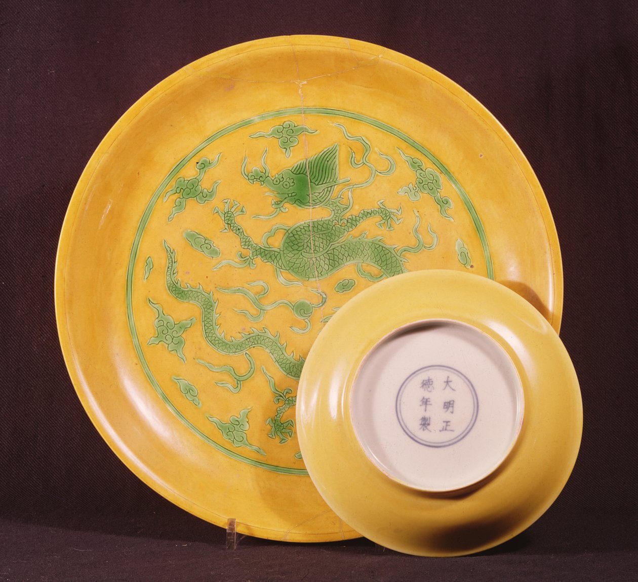 Dos platos de platillo amarillos imperiales, período Cheng-te (1506-21) de Chinese School