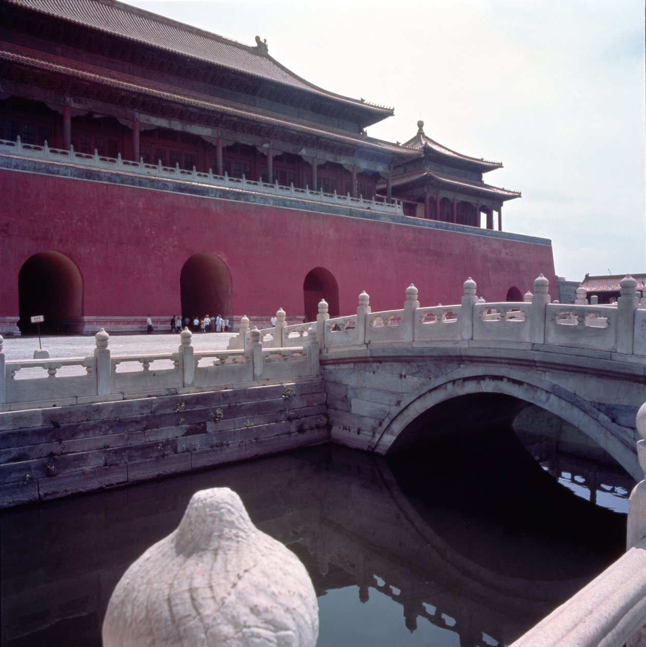 Vista de la Puerta del Meridiano desde el patio del Río de Agua Dorada de Chinese School